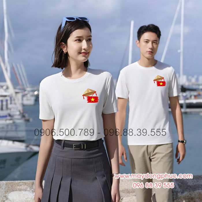 May Áo phông màu trắng in hình lá cờ đỏ cùng với nón lá