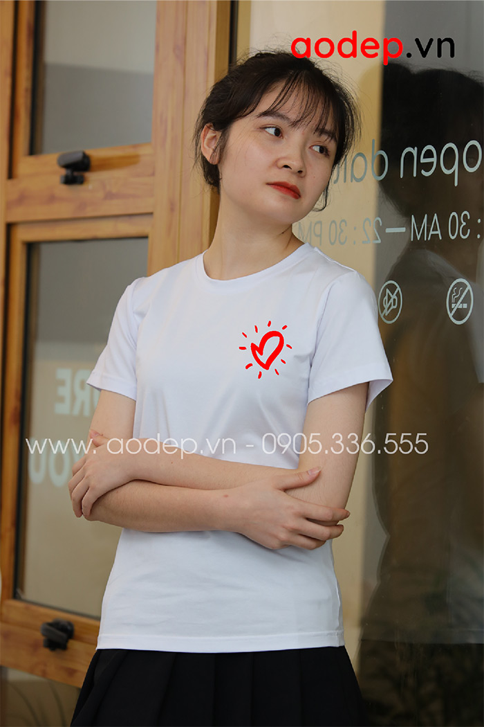 May áo cổ tròn màu trắng hình trái tim