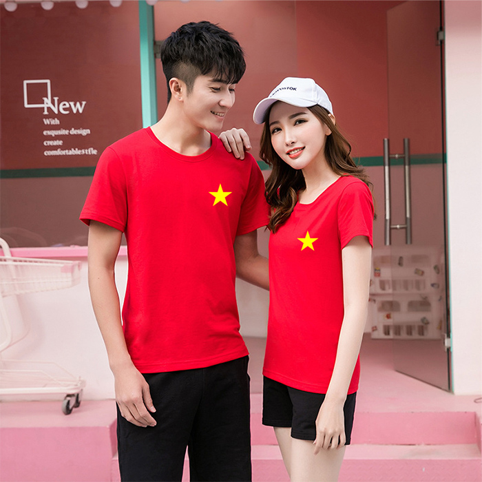 May áo phông đôi cổ tròn màu đỏ sao vàng