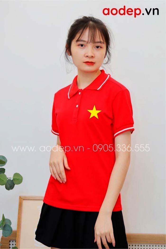 May áo polo màu đỏ viền trắng hình sao vàng