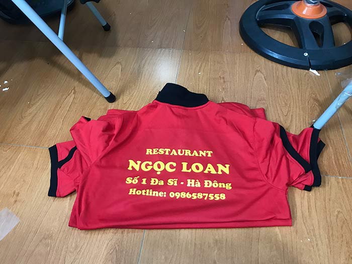 May áo phông màu đỏ Nhà hàng Ngọc Loan